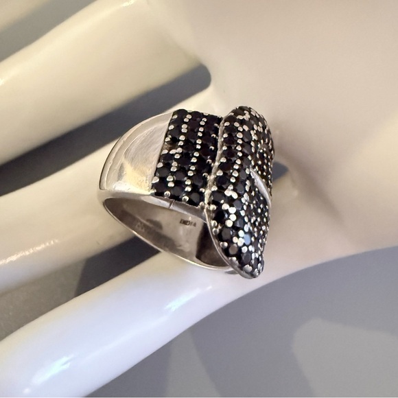 Chic Black and Silver Buckle Ring - Picture 3 of 7